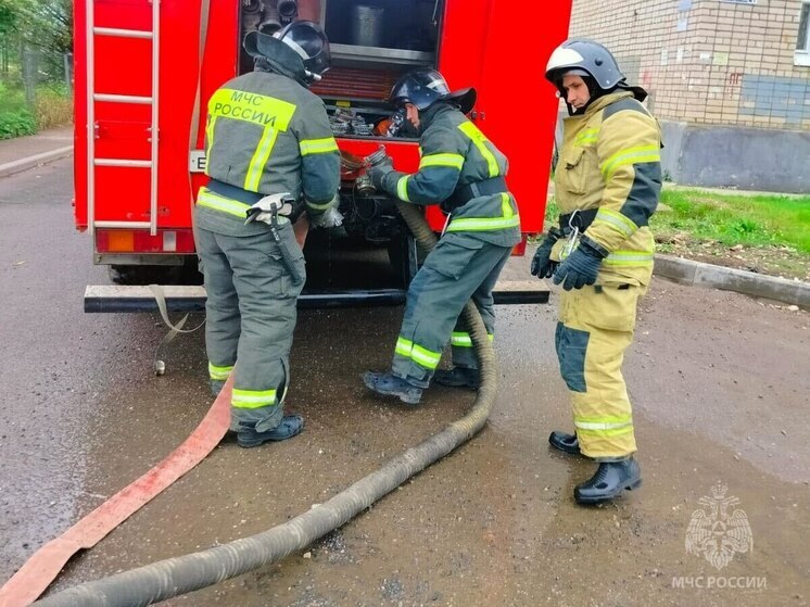 Спасатели потушили пожар в производственном здании в Великом Новгороде на Нехинской
