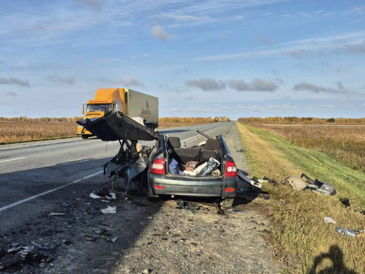 Водитель Lada Granta погиб в лобовом ДТП с двумя фурами под Новосибирском