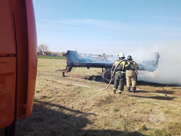 В Любинском районе Омской области в прицепе загорелось сено
