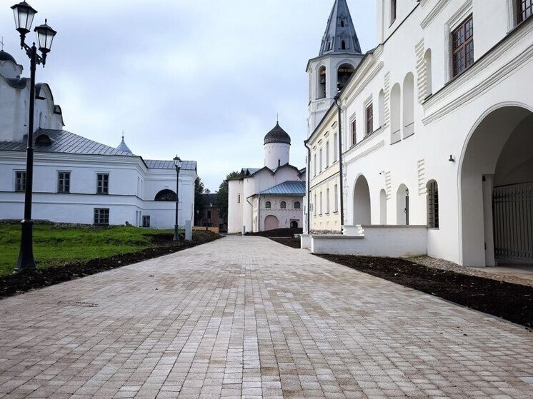 Специалисты закончили работы по благоустройству территории Ярославова дворища в Великом Новгороде. Об этом сообщил в своем telegram-канале мэр города Александр Розбаум.