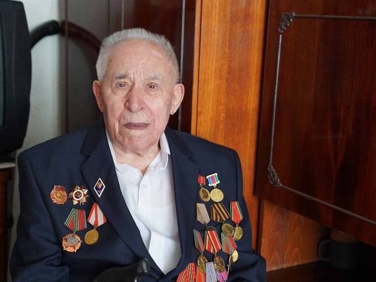 Вениамин Кондратьев поздравил со 101-летием ветерана из Приморско-Ахтарского района