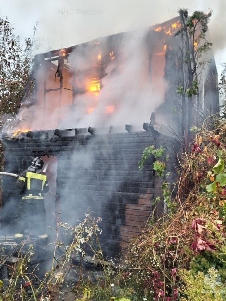 Утренний пожар в Обнинске тушили восемь спасателей