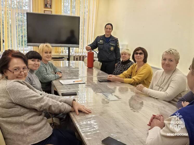 Новгородские пожарные обучили сотрудников соцучреждения спасаться от огня