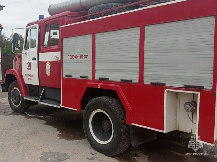 В калужском Редькино загорелся магазин