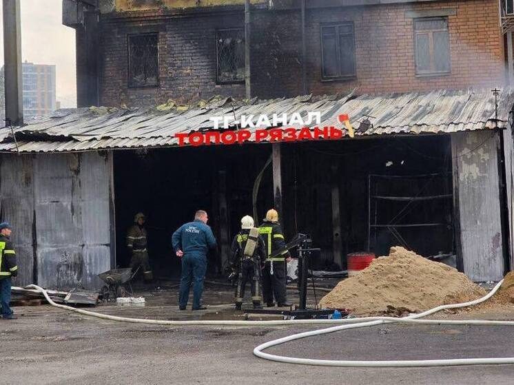 МЧС: Пожар в здании на Московском шоссе в Рязани тушат 15 человек