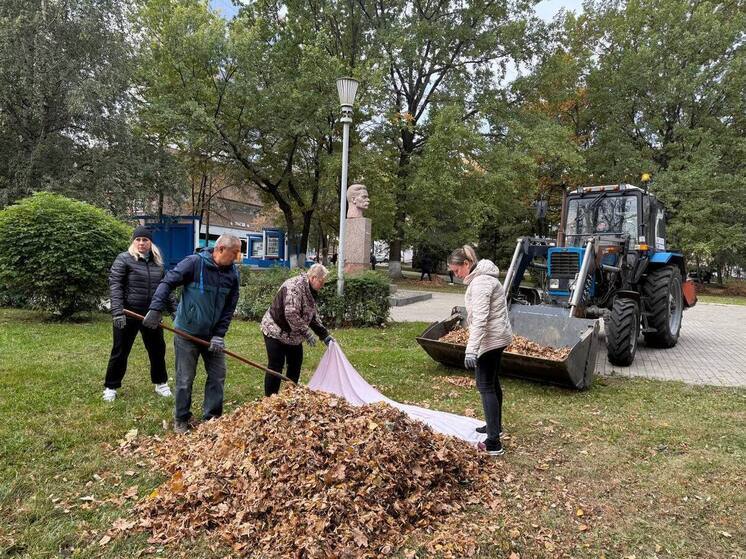 Сотрудники «Пензавтодора» привели в порядок городские скверы и фонтан в рамках месячника по благоустройству