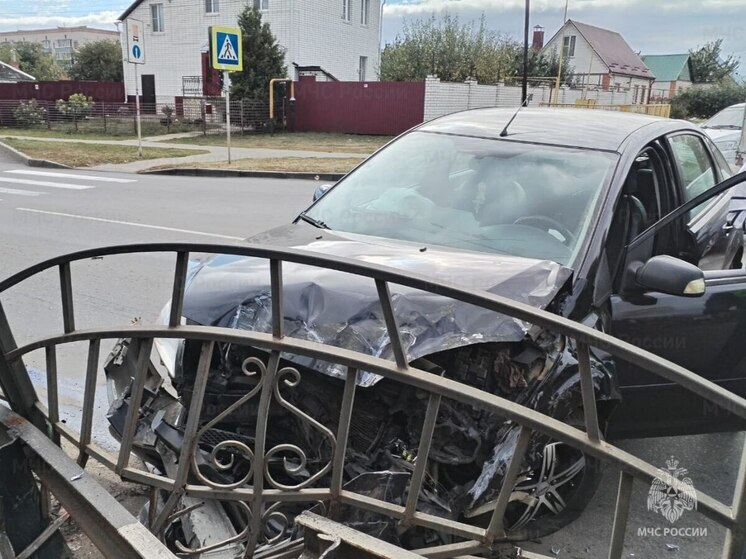 В Ливнах водитель авто не справился с управлением и врезался в забор