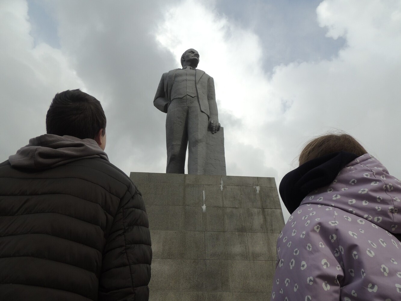Памятник Ленину ночью вернули в Ревду, установив на новом месте