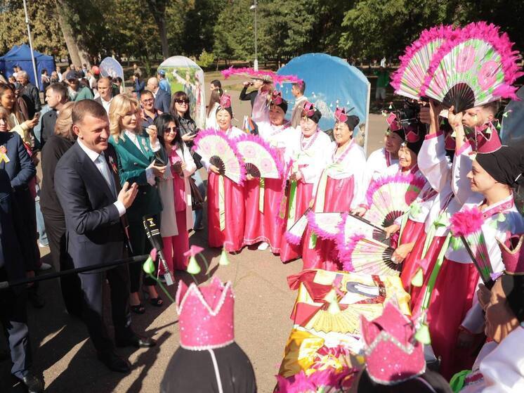 Краснодарцы в День города станцевали «Хоровод дружбы»