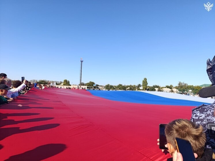 В Геническе на День города развернули огромный флаг России