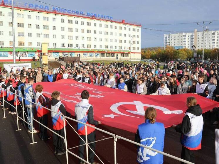 Премьер-министр Дагестана принял участие в акции «Знамя Победы» в Гаджиево