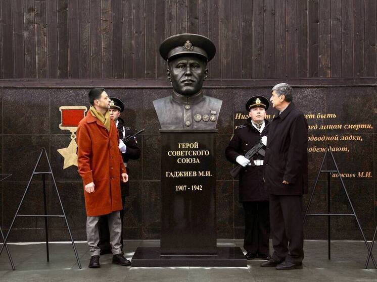 В Мурманской области открыли памятник легендарному подводнику Магомеду Гаджиеву