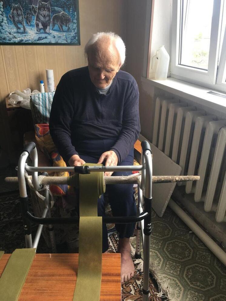 90-летний ставрополец помогает плести маскировочные сети