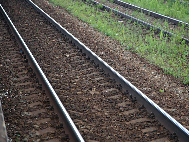 Прокуратура: в Дагестане при столкновении автомобиля с пассажирским поездом погиб человек