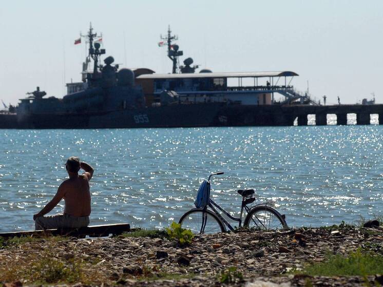 Al Khaleej: египетский силач установил рекорд, сдвинув зубами 700-тонный корабль