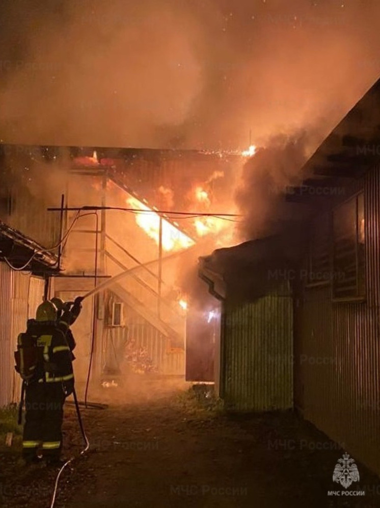 В Калуге ночью сгорел мебельный цех