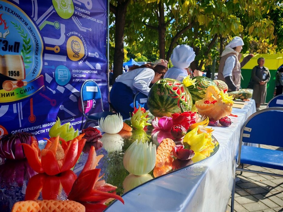 Астрахань утопает в урожае: фоторепортаж с самого вкусного праздника