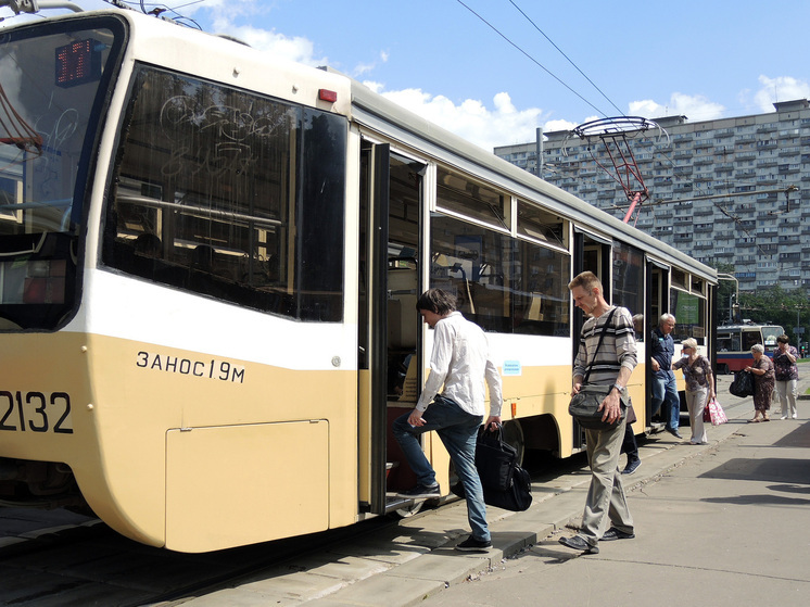 В Орске на проспекте Мира загорелся трамвай