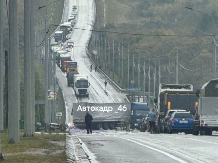 В Курском районе образовалась пробка из-за аварии с фурой