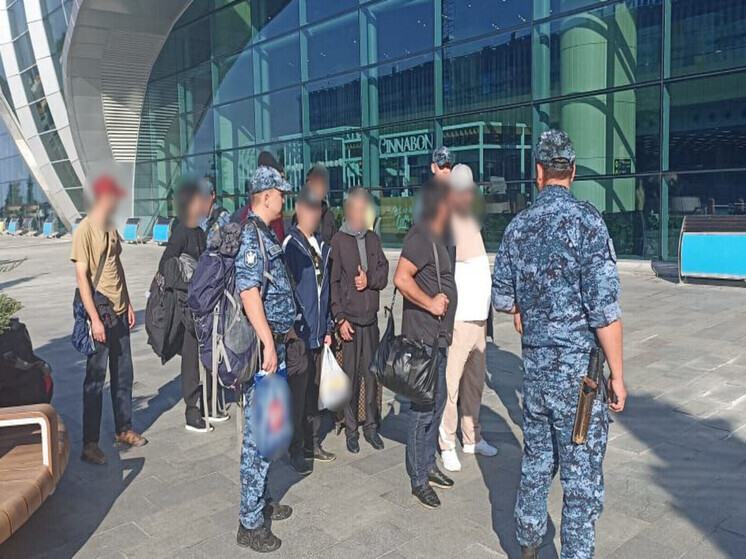 Приставы препроводили 11 иностранцев с территории Крыма