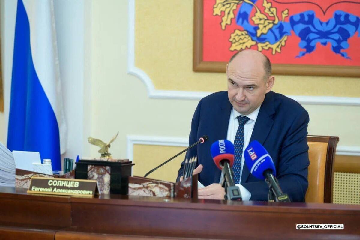 Глава поселка Энергетик поздравил губернатора Евгения Солнцева с Днем Рождения