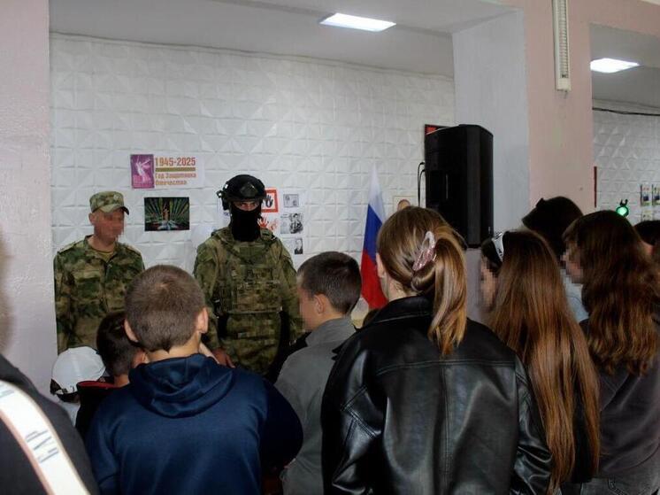 Херсонские росгвардейцы провели патриотическое мероприятие для школьников