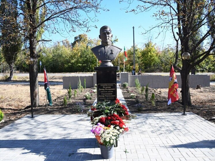 Бюст Героя РФ Дамира Исламова открыли в Золотом ЛНР