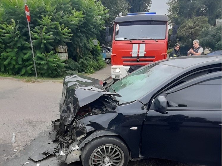 В Железнодорожном районе Воронежа столкнулись два автомобиля, есть пострадавший