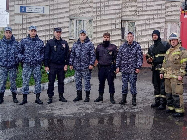 Бойцы Росгвардии и полиция помогли вывести людей из горящего дома