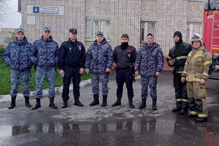 Бойцы Росгвардии и полиция помогли вывести людей из горящего дома