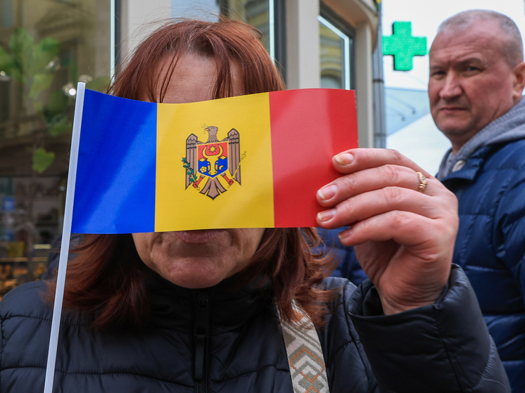 Reuters: жители Молдавии выбирают между проевропейским и пророссийским лагерями