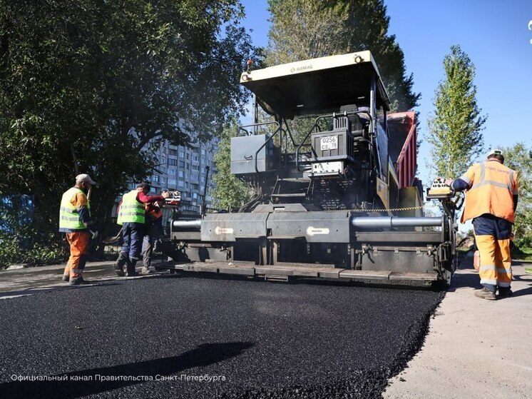 На Шкиперском протоке завершают укладку асфальта на проезжей части