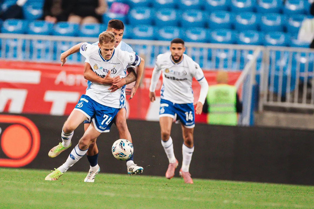 Футболисты ФК Динамо в игровом моменте