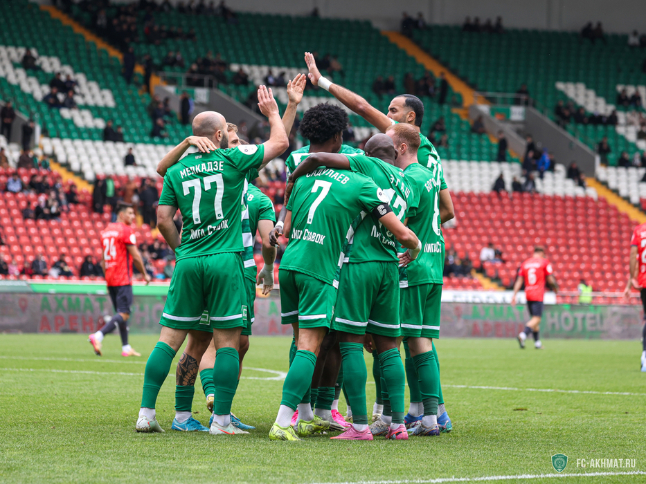 Футболисты ФК Ахмат празднуют гол