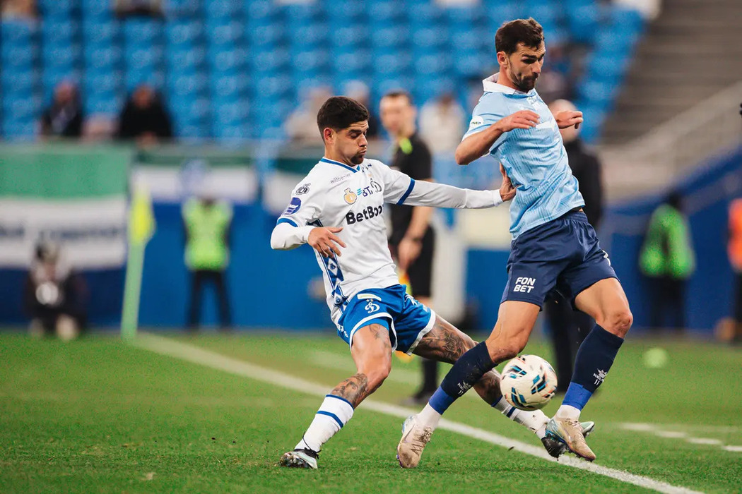 Игроки ФК Динамо на фоне трибун