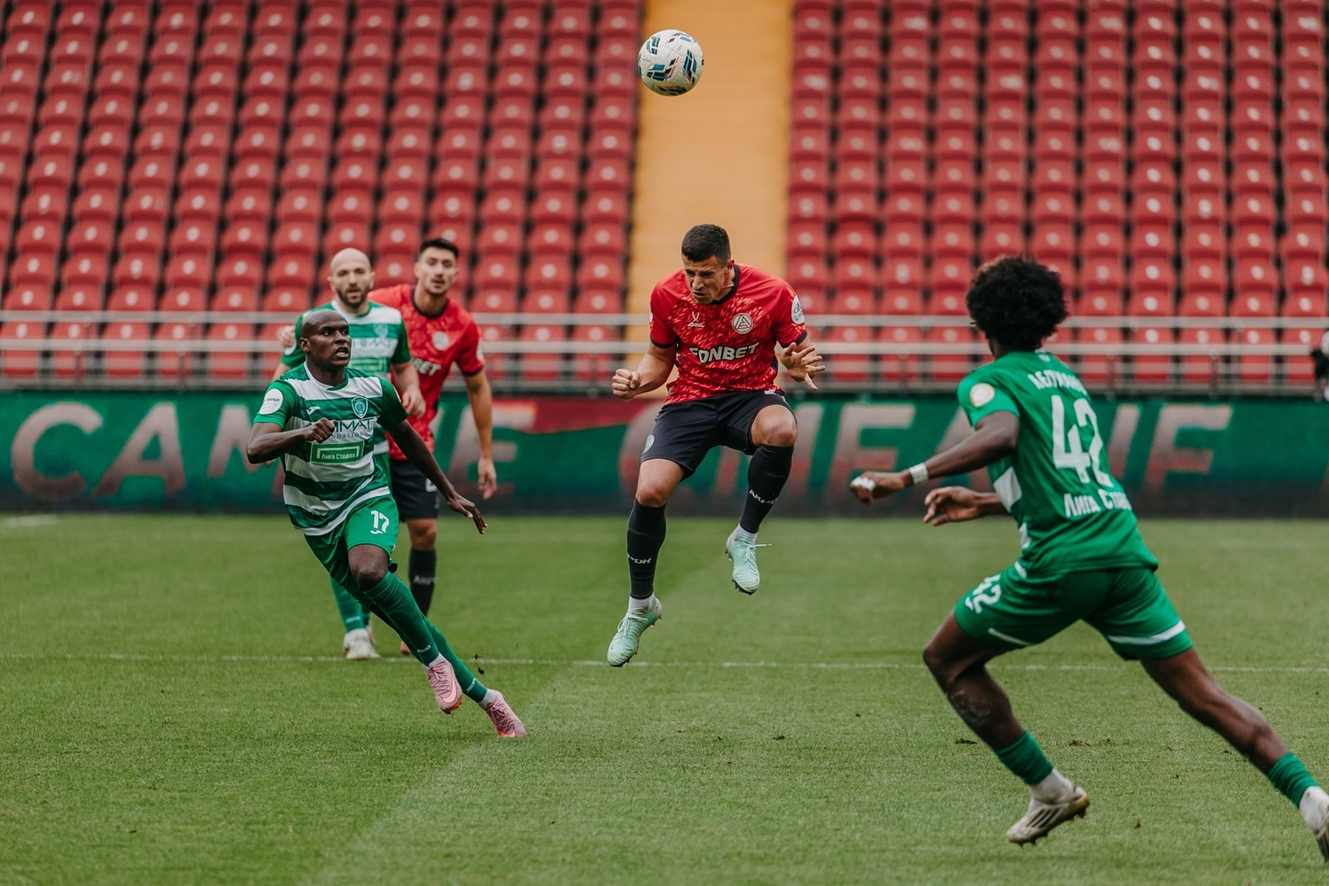 Игроки ФК Акрон в борьбе за мяч