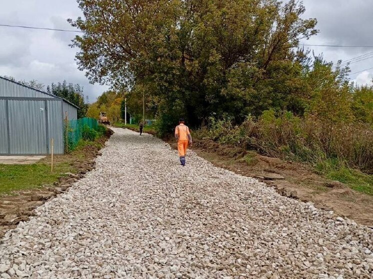  В тульском поселке Жизнь продолжается отсыпка дорог щебнем