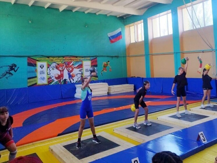 В Новотроицком состоялся открытый турнир по гиревому спорту на призы губернатора