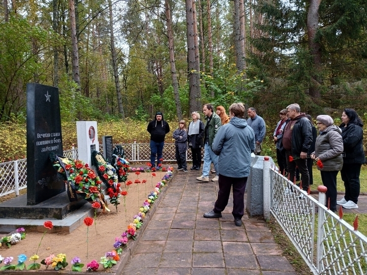Землю с могилы погибшего в небе над Новгородчиной летчика передали потомкам