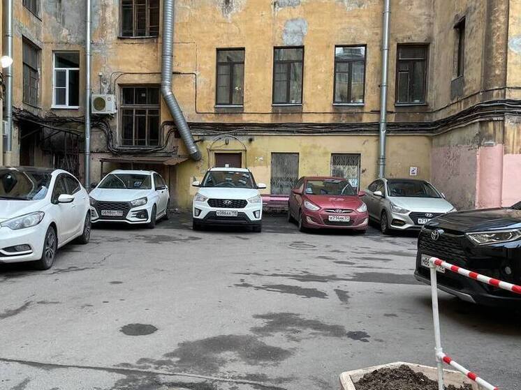 Мужчина спьяну перепутал парковку с тиром и обстрелял авто в Ленобласти