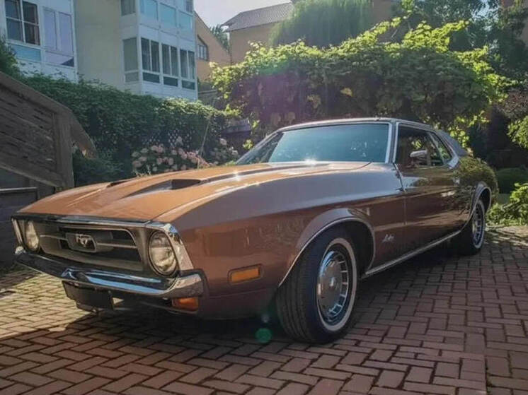 В Липецке выставили на продажу раритетные Ford Mustang и «Волгу»