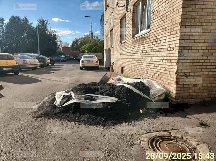 Бесхозная гора асфальтовой крошки на улице Стойкости обескуражила петербуржцев