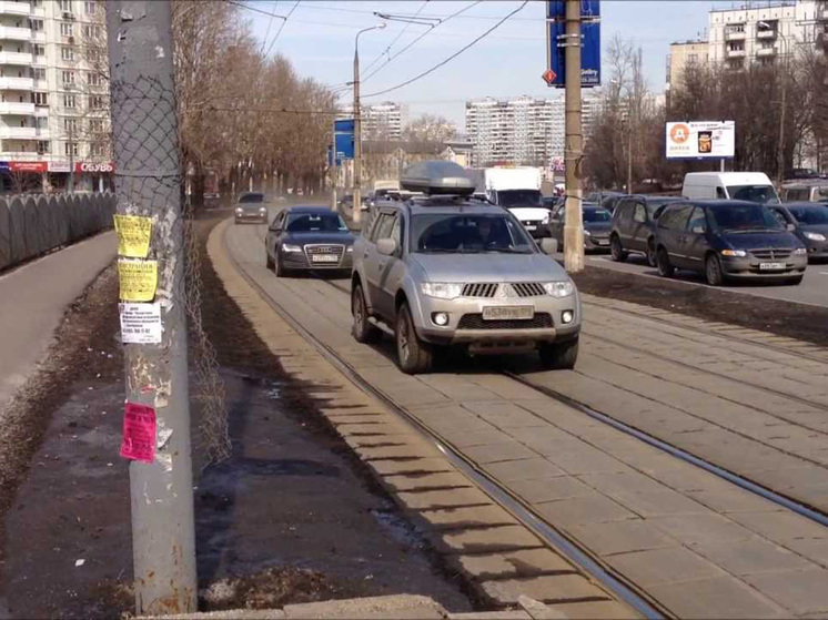 Мелким хулиганством, за которое возможен административный арест до 15 суток, могут признать езду на автомобиле по трамвайным рельсам