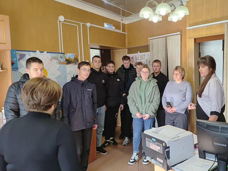 В Новодугинском ЗАГСе провели день открытых дверей для школьников