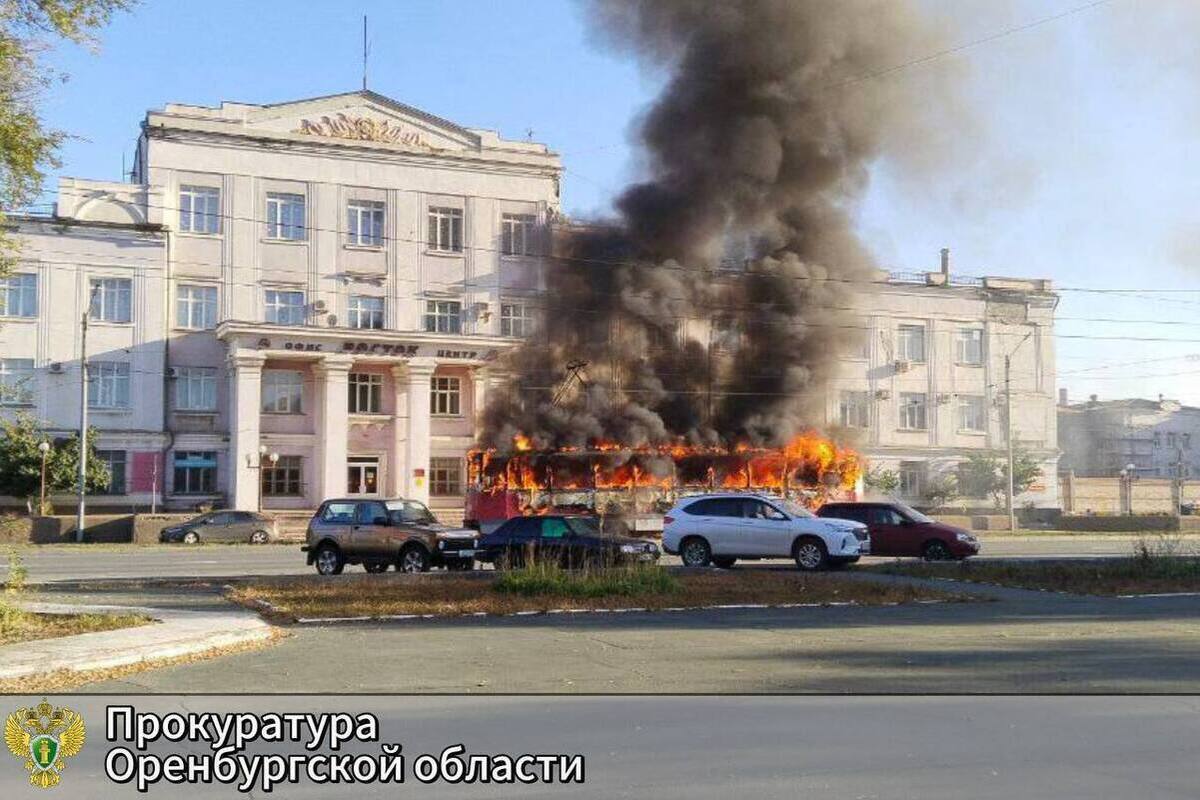 В  центре Орска сгорел трамвай
