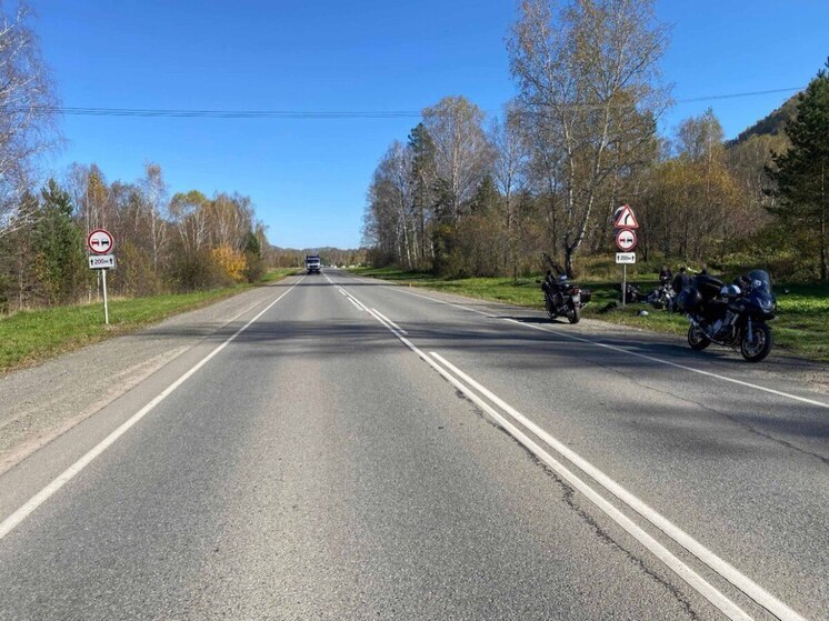 На Алтае байкер из Барнаула вылетел с дороги и опрокинулся