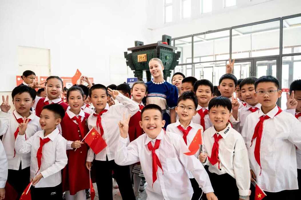 «Катюша» на двух языках: школьники из Владивостока спели с китайскими сверстниками