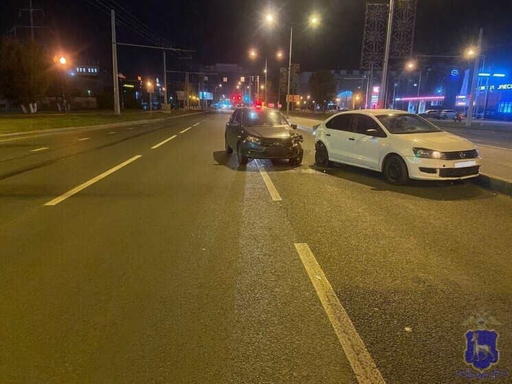 На Московском шоссе в Самаре «гранта» врезалась в неисправный автомобиль