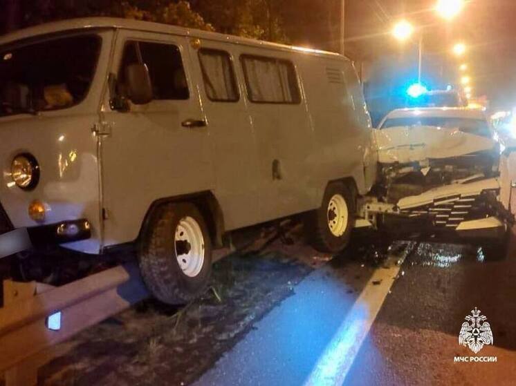 На М-10 в Тверской области иномарка столкнулась с «буханкой»