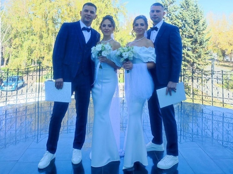Девушки-двойняшки из Барнаула сыграли свадьбу в один день